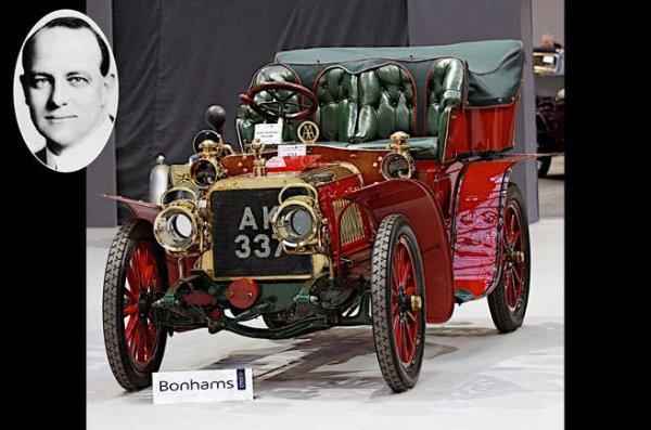 Въпреки че споменава автомобили в няколко от своите романи и разкази, Уудхаус (1881-1975) не е бил запален шофьор. Има известен виц как той купува втора употреба Darracq (вероятно Flying Fifteen на снимката) за 450 лири през ноември 1906. Писателят го блъска в жив плет извън град Емсуърт само след седмица, изоставя го и никога повече не шофира.

Говори се, че Уудхаус е карал известно време в САЩ през 20-те години на миналия век. И със сигурност е пътувал от дома си в Льо Туке (Франция) със семейната Lancia (неизвестен модел), докато се е опитвал да избяга от нацистите през 1940. Но е възможно да е шофирала съпругата му Етел.